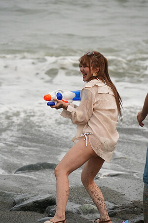 Han Nixi and her lover escape the party and sneak off to fuck